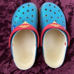 🗣WONDER WOMAN GLITTER CROCS EUC SIZE 9 RARE…